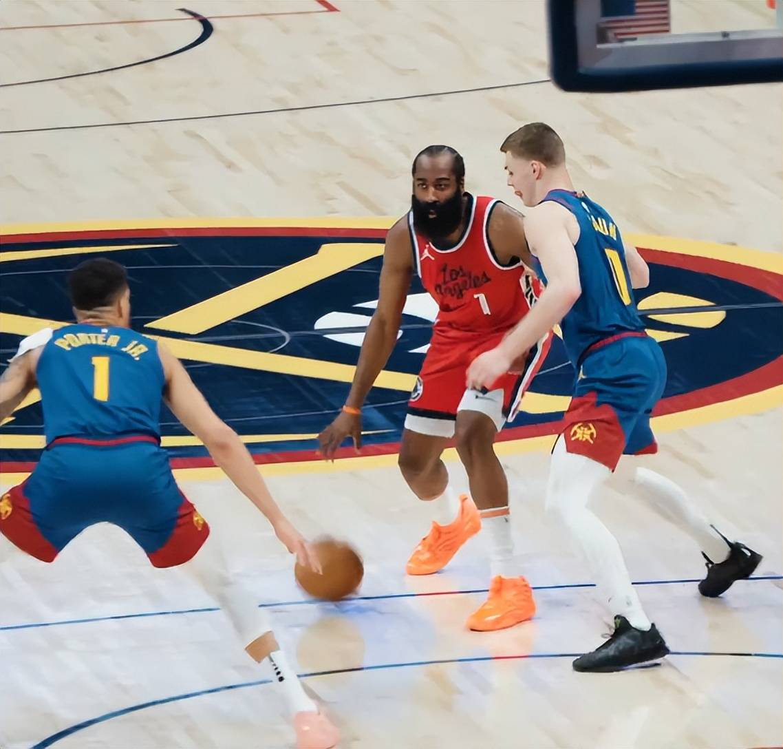 九游体育-哈登在SKT比赛中表现优异，刷新纪录引发热议！-九游体育